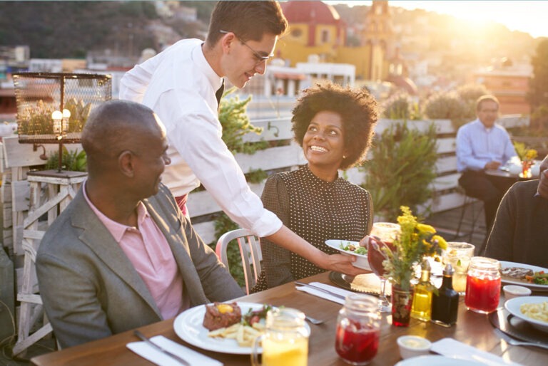 Read more about the article 2022’s Best Credit Cards for Dining Out at Restaurants